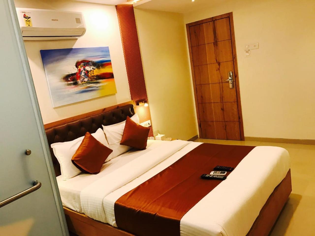 Grandeur By Avion Palace Near T2 International Airport ムンバイ エクステリア 写真